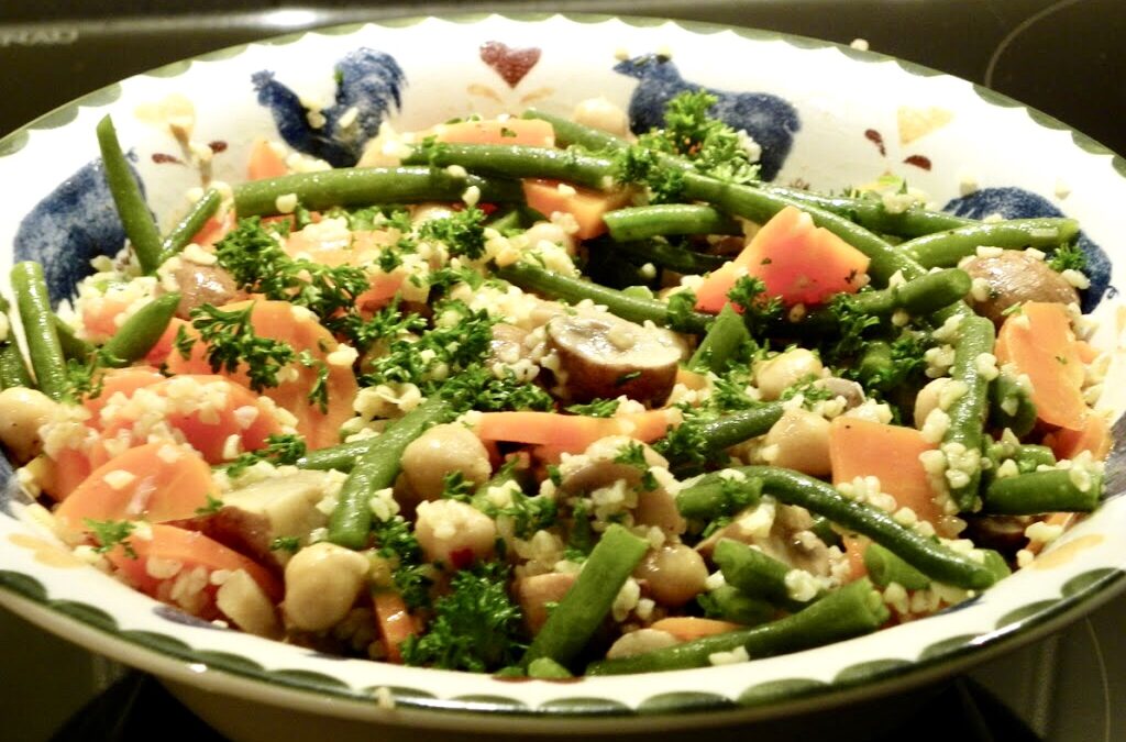 Arabische salade met gerst en gemarineerde champignons