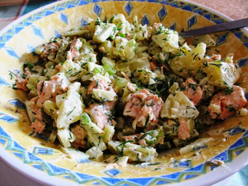 Aardappelsalade met zalm en dille