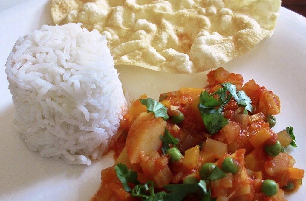 Curry van aardappelen, erwtjes en tomaten (aloo dum)