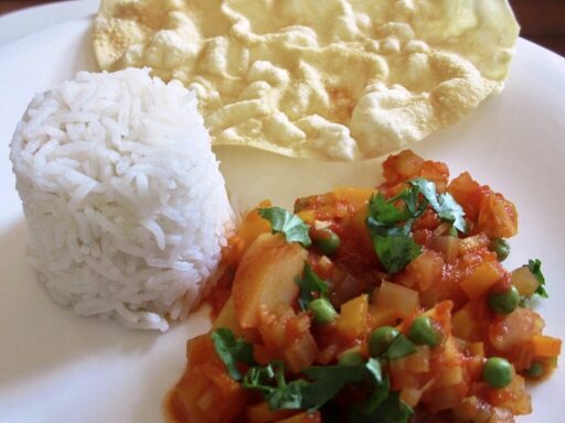 Curry van aardappelen, erwtjes en tomaten