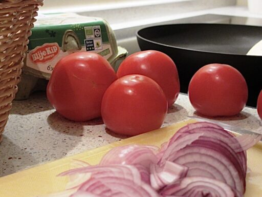 Gebakken tomaten met ui en ei