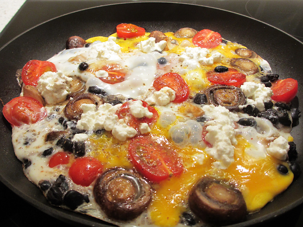 Lunchgerechtje met eieren, bonen, tomaat en champignons
