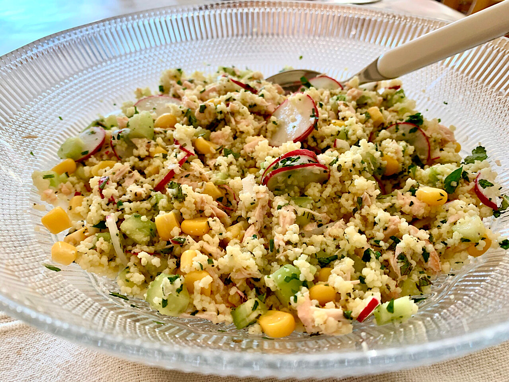 Kruidige salade van couscous met zalm en komkommer