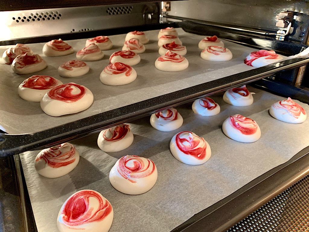 Meringues met frambozenswirl